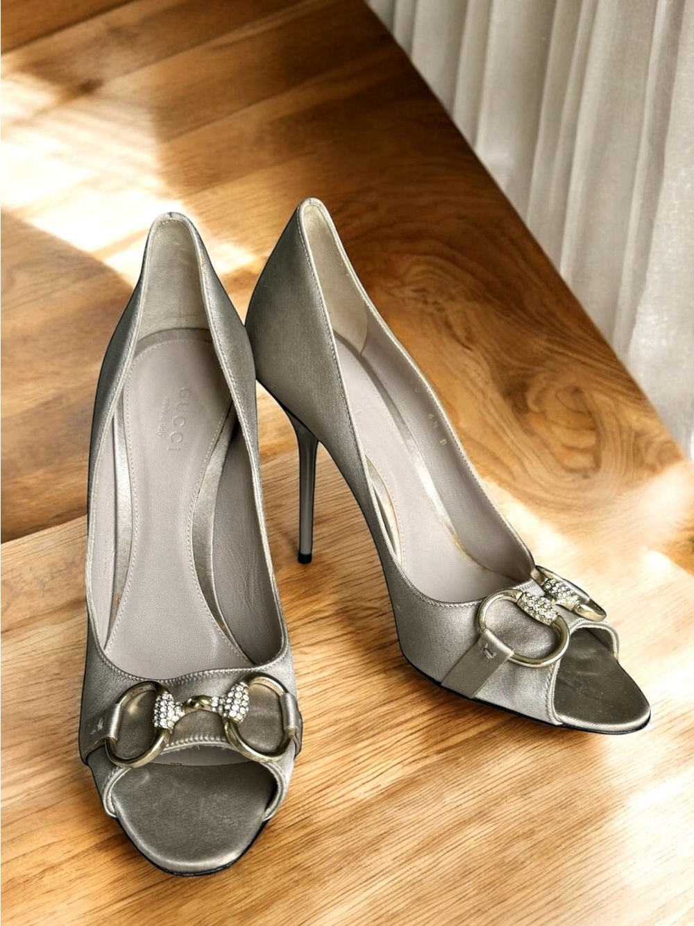 GUCCI Crystal Horsebit Hollywood Open Toe Pumps Heels Grey Satin